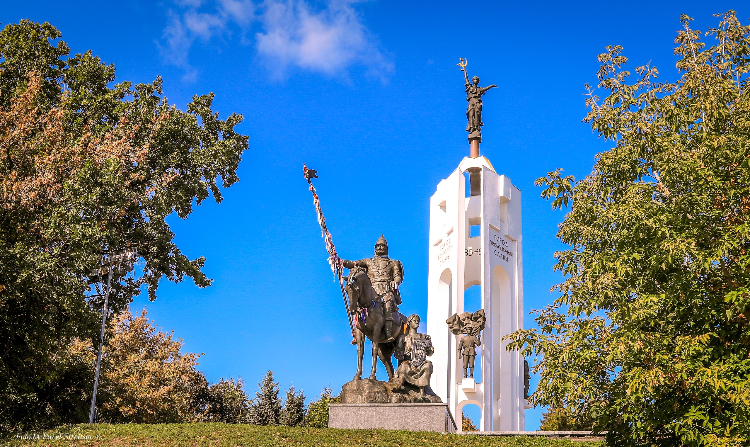 Памятник А. Пересвету и Бояну. Автор фото Павел Стрельцов