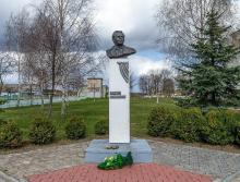 Памятник Андрею Макаёнку в Журавичах