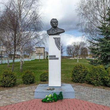 Памятник Андрею Макаёнку в Журавичах